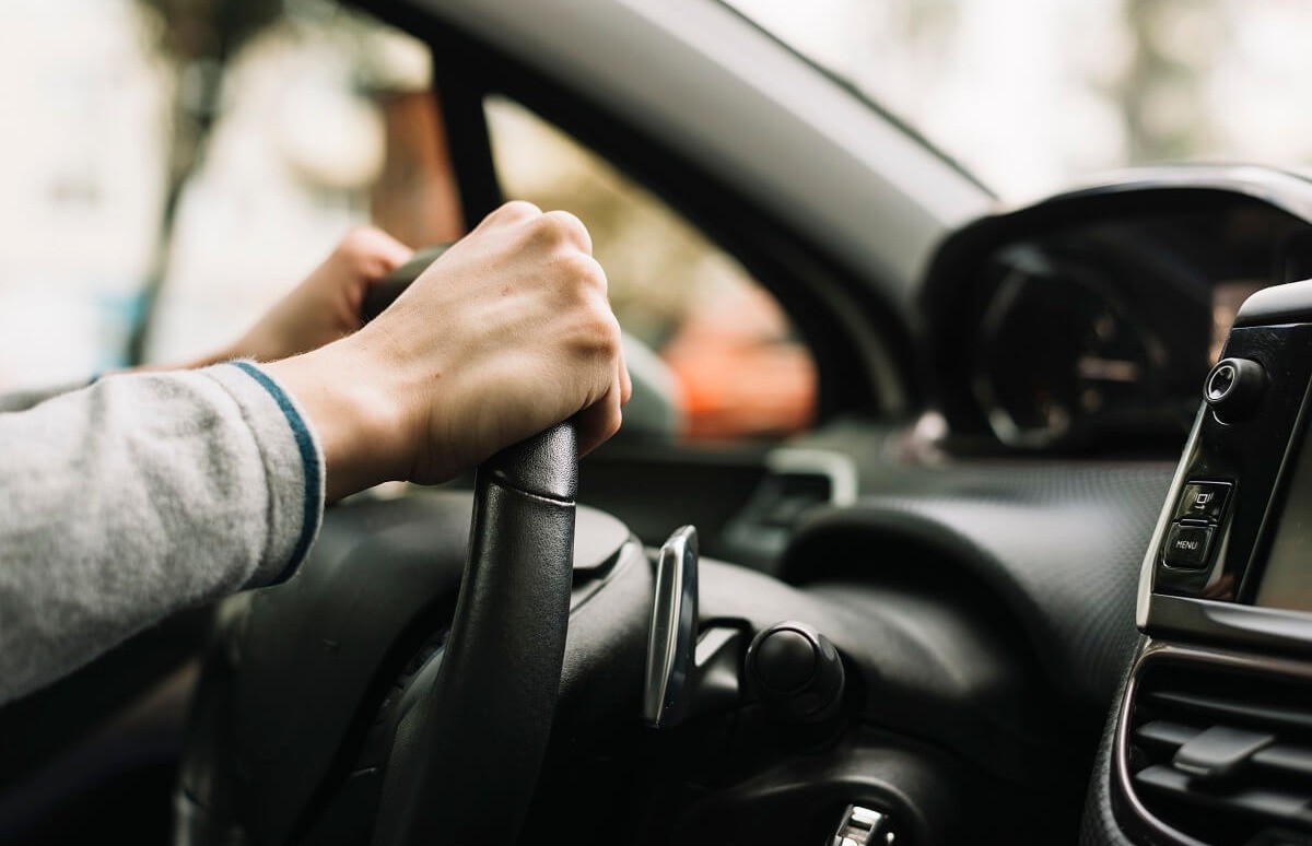 ¿Puedo conducir un coche sin un seguro a mi nombre?